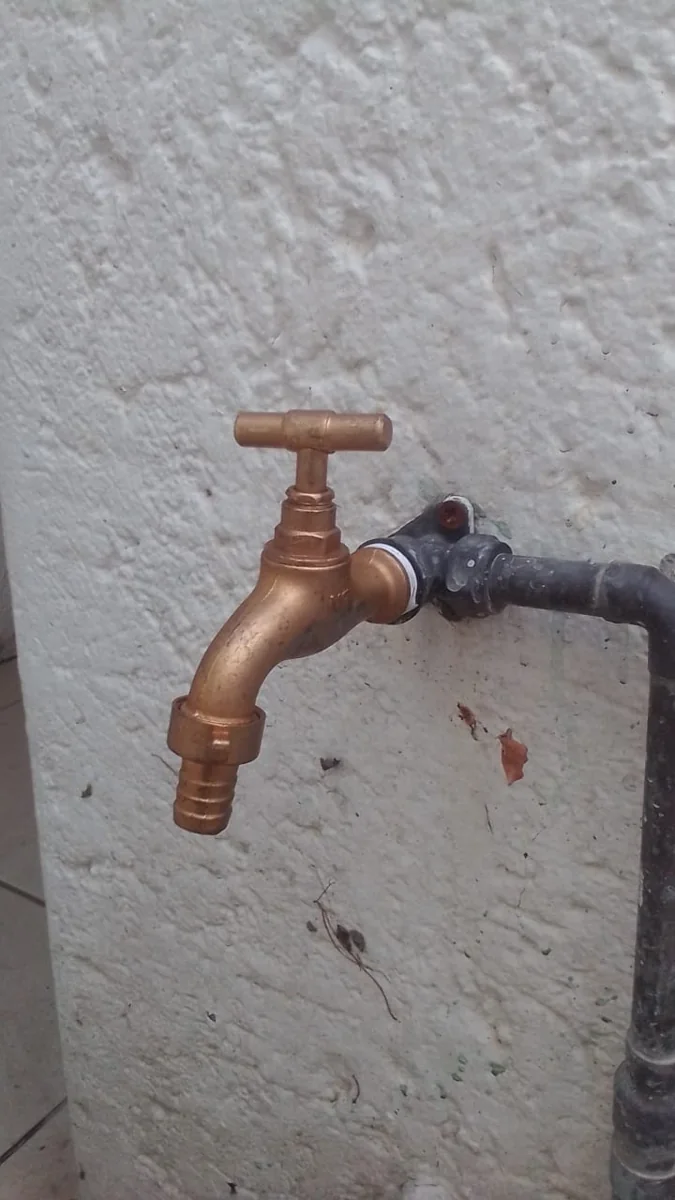 Garden tap replaced on exterior wall pipework for a Bordeaux client.