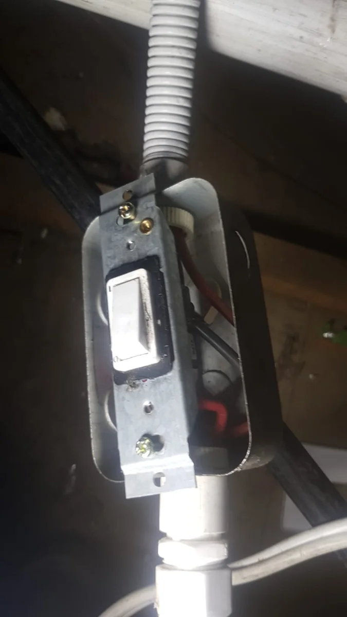 Geyser electrical isolator replaced during a no hot water repair in Bordeaux.