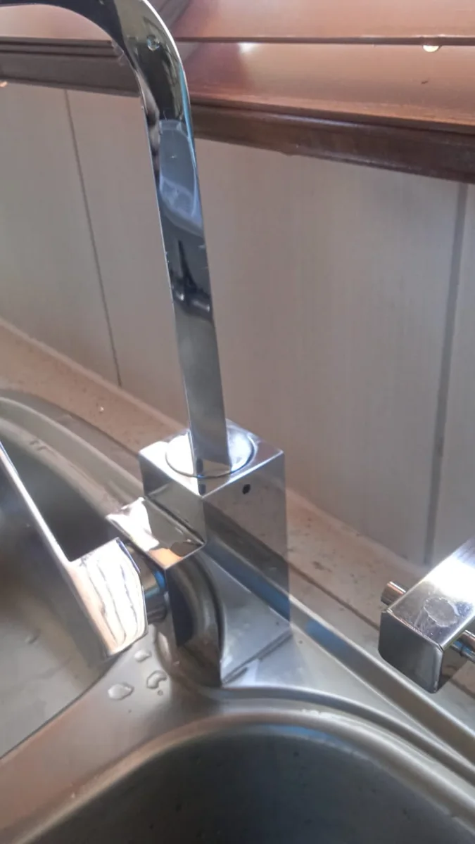 Leaking sink mixer replaced at a kitchen sink for a Bordeaux client.