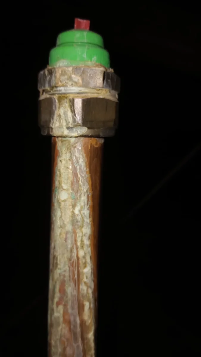 Leaking vacuum breaker replaced on copper pipework for a Bordeaux roof leak repair.