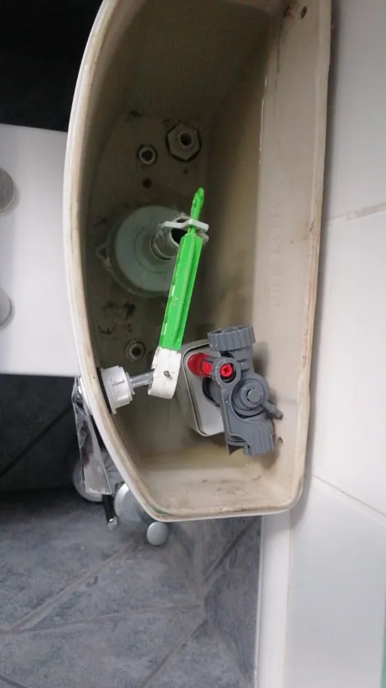 Toilet inlet valve replaced inside a cistern for a Bordeaux plumbing client.