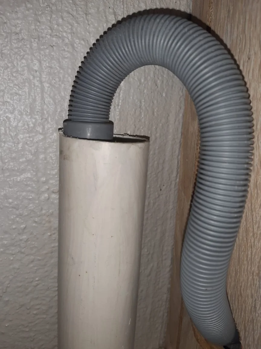 Washing machine waste pipe repaired for a Bordeaux client with a secure drain connection.